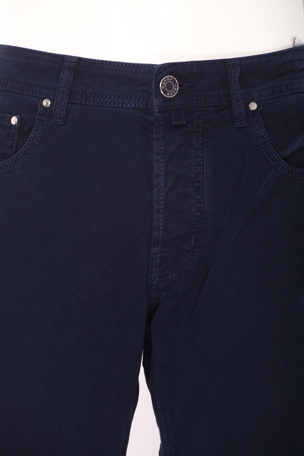 shop JACOB COHEN  Jeans: Jacob Cohen jeans "Bard".  
Slim fit.
Gabardina di cotone stretch tinto in capo blu.
Modello a cinque tasche con logo ricamato sul taschino.
Vita regolare.
Passanti al punto vita.
Chiusura con bottoni.
Bottone logato con interno colorato e bordo esterno con finitura rutenio.
Patta interna ricamata con nome del pantalone e citazione del fondatore.
Salpa in cavallino con logo ricamato in ecopelle tono su tono.
Include bandana con stampa paisley.
Profumati con l’esclusiva fragranza Jacob Cohën.
Composizione: 49% cotone, 49% lyocell, 2% elastan.
Made in Italy.. S4216 BARD-Y71 number 5883056